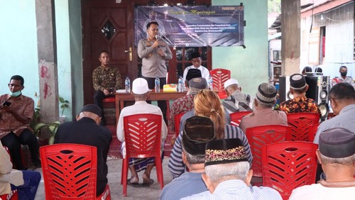 Kapolres Ende AKBP Andre Librian saat kegiatan Kapolres Mendengar di Kelurahan Rukun Lima, Kota Ende, NTT, Kamis (24/11/2022).