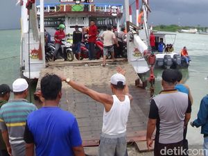 Pintu KM Samporna Lepas, 7 Penumpang-6 Motor Terjun ke Laut di Sumenep