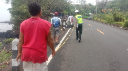 Kecelakaan maut terjadi di Jalan Raya Provinsi Singaraja - Amlapura KM 25.500, tepatnya di Banjar Dinas Ante Sari, Desa Pacung, Kecamatan Tejakula, Kabupaten Buleleng, Bali, Jumat (25/11/2022) sekitar pukul 07.15 Wita.