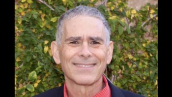 Ayahnya, Joseph Bankman, juga profesor hukum di Stanford. Nah mereka ikut terseret karena dibelikan rumah mewah oleh FTX di Bahama. Ketika dimintai konfirmasi, juru bicara orang tua Bankman menyatakan mereka telah mencoba mengembalikan properti itu ke FTX. Sejak sebelum proses kebangkrutan, Mr Bankman dan Ms Fried sudah mencoba mengembalikannya ke perusahaan dan menunggu instruksi selanjutnya, kata sang juru bicara. Foto: Twitter