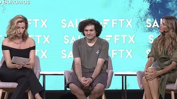 Bankman ketika masih jaya dan menjadi pembicara di berbagai event bergengsi, termasuk dengan para seleb. Jadi bagaimana awal FTX kolaps? FTX punya mata uang sendiri bernama FTT. Terindikasi dalam sebuah bocoran dokumen bahwa Alameda Research, telah diisi penuh dengan token FTT, dengan nilai meragukan, untuk menggelembungkan asetnya secara artifisial.Foto: Twitter