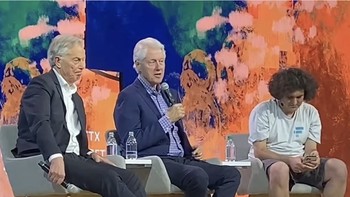 Ini saat tampil bersama Bill Clinton dan Tony Blair. Kejatuhan FTX diawali saat perusahaan pertukaran kripto lain yaitu Binance, membuang semua token FTT-nya di pasar, yang memicu kepanikan. Konsumen langsung menarik uangnya dari FTX senilai miliaran dolar dan membuat FTX kolaps. Foto: Twitter