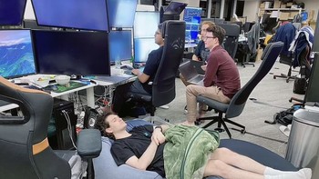 Ini Sam Bankman Fried yang dulu dikenal pengusaha teladan berkat kesuksesan perusahaan penukaran kripto yang ia dirikan, FTX. Dia hidup vegan, hanya mengendarai Toyota Corolla, serta penampilannya sederhana, suka bercelana pendek. Dia juga kerap tidur di kantor. Mendadak FTX bangkrut karena berbagai penyalahgunaan bisnis dan Bankman jatuh miskin, di mana hartanya yang senilai USD 16 miliar lenyap seiring keruntuhan FTX. Foto: Twitter