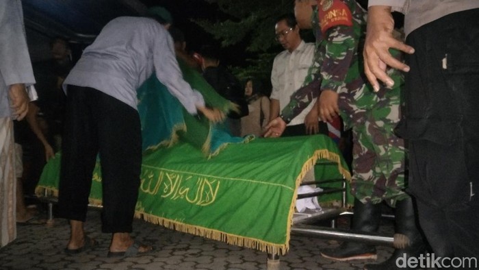 Keranda jenazah yang mengangkut Asep, warga Majalengka yang jadi korban gempa Cianjur