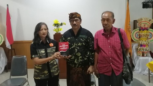 Ketua PPM Bali I Made Gede Putra Wijaya (tengah) dalam konferensi pers di Gedung Merdeka, Denpasar, Bali, Jumat (25/11/2022).