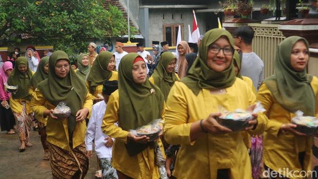 Warga Dukuh Piji Wetan Desa Lau, Kecamatan Dawe, Kabupaten Kudus menggelar Kirab Pager Mangkok, Jumat (25/11/2022).