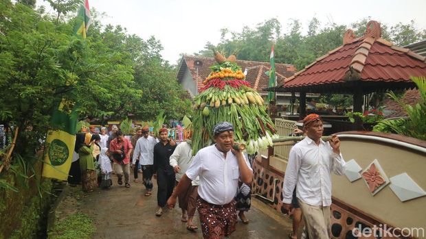 Warga Dukuh Piji Wetan Desa Lau, Kecamatan Dawe, Kabupaten Kudus menggelar Kirab Pager Mangkok, Jumat (25/11/2022).