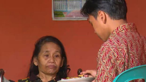 Diva, remaja asal Malang sendirian merawat ibunya yang mengalami stroke. Ia juga mencari nafkah dengan membantu mengurus kambing dan domba milik tetangga.
