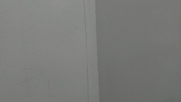 Kondisi dinding di Apartemen Ancol Mansion (Rumondang-detikcom)