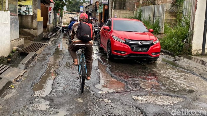 Kondisi Jalan Cingised Bandung rusak parah.