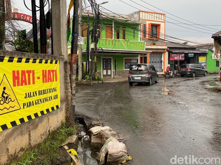 Dear Pemkot Bandung, Jalan Cingised Rusak Parah Perlu Perbaikan
