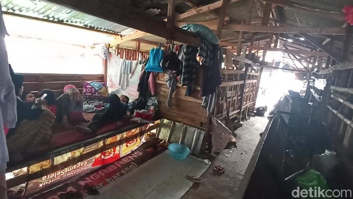 Kondisi korban gempa Cianjur yang terpaksa ngungsi di kandang kambing.