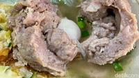 Salah satu varian baksonya ada bakso beranak yang padat isian. Bakso dengan ukuran besar dilengkapi lagi dengan bakso kecil hingga telur puyuh di dalamnya. Foto: detikcom