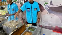 Usai memilih bakso, para pelanggan akan dibantu oleh pekerja yang merebus bakso mereka. Hingga akhirnya semangkuk bakso akan diantarkan sudah lengkap dengan kuah dan berbagai pelengkapnya. Foto: detikcom