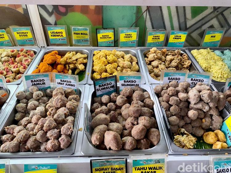 Slurrp! Gurih Nikmat Bakso Populer di Batu Favorit Artis Ibu Kota