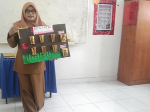 Trik Guru Teladan Kemdikbud Kenalkan Literasi ke Siswa, Pakai Botol Bekas!