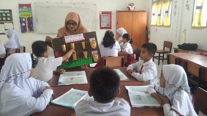 Lili Gusni, Guru Teladan yang Kenalkan Literasi Lewat Botol Pintar.