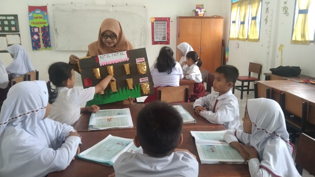 Lili Gusni, Guru Teladan yang Kenalkan Literasi Lewat Botol Pintar.