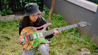 Tak hanya melukis di atas kanvas, ia sering kali menerima orderan melukis di atas gitar dan juga ampli gitar.