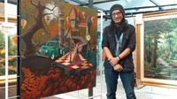 Pelukis Tommy Karmawan berfoto bersama lukisannya saat pameran lukisan di Semanggi. Pameran lukisan di Plaza Semanggi Jakarta ini merupakan pameran pertaman kalinya setelah satu tahun lebih vakum pameran akibat pandemi.