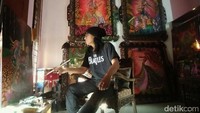 Melukis merupakan darah seni yang mengalir dari almarhum ibunya yang juga merupakan seorang pelukis. Namun, untuk mempelajarinya lebih dalam, ia belajar secara otodidak.