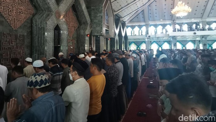 Masjid Al Markaz Makassar menggelar salat gaib. Masjid Al Markaz Makassar menggelar salat gaib.