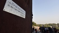 Pemberitahuan larangan masuk untuk perempuan yang datang sendiri ditempatkan di pintu masuk Masjid Jama di New Delhi, India, Kamis (24/11/2022).  