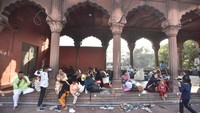 Dilaporkan sebelumnya banyak wanita yang datang sendirian hanya untuk menunggu pasangan kencan mereka. Syed Ahmed menegaskan Masjid Jama bukan tempat untuk hal tersebut.  