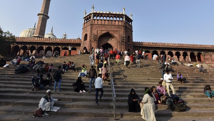 NEW DELHI, INDIA - NOVEMBER 24: Women along with family members in side the the Delhi Jama Masjid on November 24, 2022 in New Delhi, India. The Jama masjid on Thursday barred the entry of women who come alone and use it as a place to meet boys. There is no restriction on the entry of women, Jama Masjid PRO Sabiullah Khan said. The restriction is for women who come here alone, give time to men, do wrong things, make videos. He clarified that women would be permitted to come with their husbands or families. (Photo by Salman Ali/Hindustan Times via Getty Images)