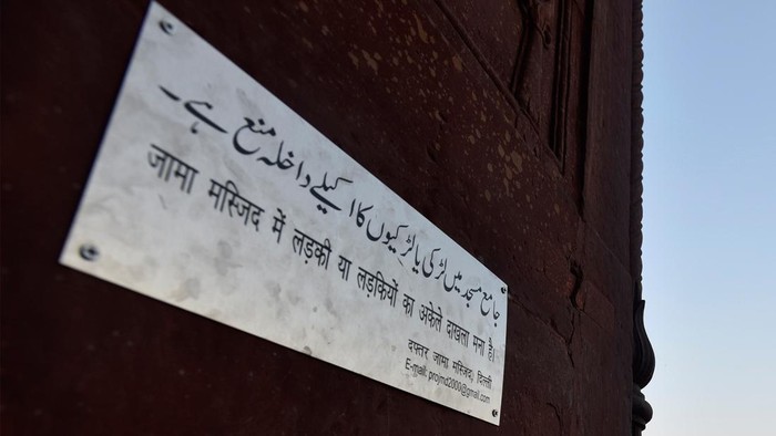 Masjid Jama di India Larang Perempuan Datang Sendirian Pemberitahuan larangan masuk untuk perempuan yang datang sendiri ditempatkan di pintu masuk Masjid Jama di New Delhi, India, Kamis (24/11/2022).