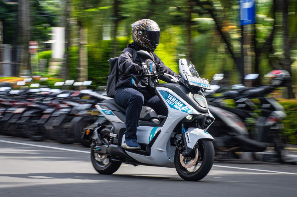 Masyarakat umum mencoba unit tes skuter listrik Yamaha E01