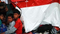 Anak-anak yang terdampak gempa juga mengungsi di tenda darurat.