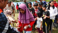 Sejumlah anak mengantre minuman yang dibagikan di lokasi pengungsian.