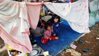 Dua anak ini mengungsi di tenda darurat yang didirikan secara mandiri oleh warga.