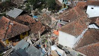 Gempa bumi ini juga mengakibatkan puluhan ribu rumah rusak.