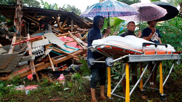 Melihat Kondisi Anak-anak Korban Gempa Cianjur Puluhan ribu warga mengungsi pasca gempa bumi M 5,6 di Cianjur, Jawa Barat. Dari puluhan ribu itu, sebagian di antaranya adalah anak-anak. Yuk lihat kondisinya.