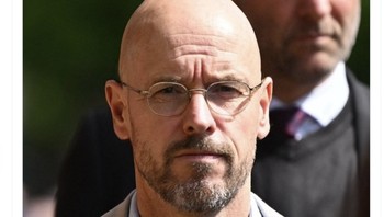 Bahkan pelatih MU Erik Ten Hag juga menjadi mirip dengan mendiang Steve Jobs, pendiri Apple. Sama-sama botak dan berkacamata. Foto: Twitter