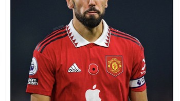 Atau cukup dengan memajang logo Apple di kostum MU seperti ini. Foto: Twitter