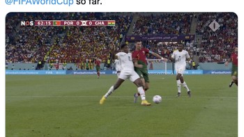 Gol pertama Portugal adalah penalti dari Ronaldo setelah dia dilanggar pemain Ghana. Akan tetapi banyak protes bahwa Ronaldo diving dan juga wasit sama sekali tidak mengecek VAR, langsung ambil keputusan begitu saja. Foto: Twitter