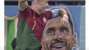 Kebetulan ada gambar Lionel Messi di belakang sehingga seolah-olah dia senang melihat perayaan Ronaldo. Foto: Twitter