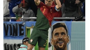 Bahkan Messi terkesan dengan apa yang dilakukan Ronaldo. Foto: Twitter