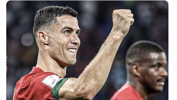 Ronaldo semalam menyumbang satu gol untuk Portugal dari titik penalti. Dia mengukir rekor sebagai pemain termuda sekaligus pemain tertua yang pernah mencetak gol bagi Portugal di Piala Dunia. Foto: Twitter