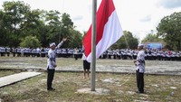 Sejumlah guru bertugas mengibarkan bendera merah putih saat mengikuti upacara peringatan Hari Guru Nasional 2022 di Bumi Perkemahan Toah Pahoe, Palangka Raya, Kalimantan Tengah, Jumat (25/11/2022). ANTARA FOTO/Makna Zaezar  
