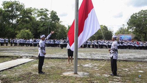 Sejumlah guru bertugas mengibarkan bendera merah putih saat mengikuti upacara peringatan Hari Guru Nasional 2022 di Bumi Perkemahan Toah Pahoe, Palangka Raya, Kalimantan Tengah, Jumat (25/11/2022). Upacara yang diikuti ratusan guru dan puluhan siswa di kota tersebut dalam rangka memperingati Hari Guru Nasional dan HUT PGRI ke-77 sekaligus pemberian penghargaan gelar tanda jasa serta kehormatan kepada guru yang telah mengabdi puluhan tahun. ANTARA FOTO/Makna Zaezar/aww.