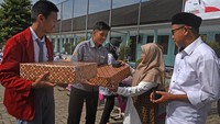 Ketua OSIS SMA Negeri 1 Ciruas Sainan Ramadhan (kedua kiri) didampingi rekannya menyerahkan bingkisan kepada guru senior sekolah tersebut saat peringatan Hari Guru Nasional tahun 2022 di Serang, Banten, Jumat (25/11/2022). ANTARA FOTO/Asep Fathulrahman  
