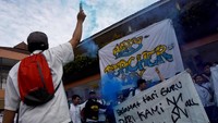 Sejumlah siswa meneriakan yel-yel dan menyalakan flare asap di sela Upacara Peringatan Hari Guru Nasional di SMK Bunda Kandung, Jakarta, Jumat (25/11/2022). ANTARA FOTO/Indrianto Eko Suwarso  