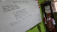 Siswa menyanyikan lagu salam rindu untuk guruku saat Hari Guru di SDN Pondok Cina 1, Depok, Jawa Barat, Jumat (25/11/2022). ANTARA FOTO/Asprilla Dwi Adha  
