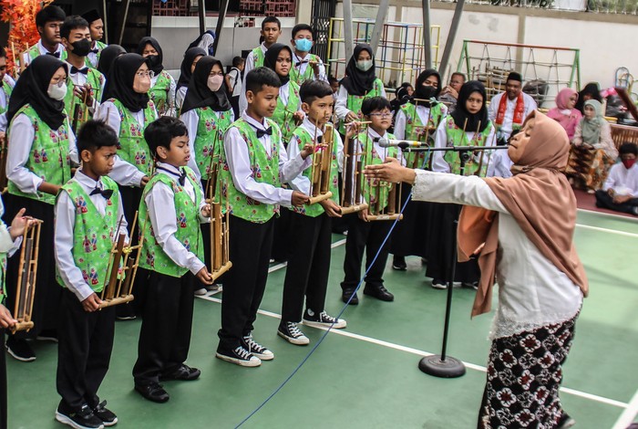 Sejumlah siswa berkebutuhan khusus bermain angklung saat peringatan Hari Guru Nasional di Sekolah Luar Biasa Negeri 3 Tanah Abang, Jakarta, Jumat (25/11/2022). Peringatan Hari Guru Nasional yang mulai dilakukan sejak 1994 sebagai penghormatan kepada guru se-Indonesia tersebut pada tahun ini mengangkat tema 