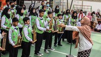 Sejumlah siswa berkebutuhan khusus bermain angklung saat peringatan Hari Guru Nasional di Sekolah Luar Biasa Negeri 3 Tanah Abang, Jakarta, Jumat (25/11/2022). ANTARA FOTO/Darryl Ramadhan  