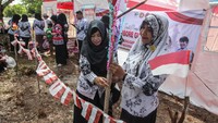 Sejumlah guru menghias tenda kemah mereka saat mengikuti Jambore peringatan Hari Guru Nasional 2022 di Bumi Perkemahan Toah Pahoe, Palangka Raya, Kalimantan Tengah, Jumat (25/11/2022). ANTARA FOTO/Makna Zaezar  